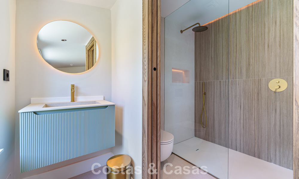 Lujosa villa con piscina climatizada en venta, en primera línea de playa cerca de Puerto Banús y San Pedro, Marbella 805819