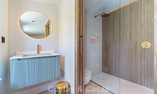 Lujosa villa con piscina climatizada en venta, en primera línea de playa cerca de Puerto Banús y San Pedro, Marbella 805819 