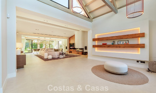 Lujosa villa con piscina climatizada en venta, en primera línea de playa cerca de Puerto Banús y San Pedro, Marbella 805821 