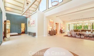 Lujosa villa con piscina climatizada en venta, en primera línea de playa cerca de Puerto Banús y San Pedro, Marbella 805822 