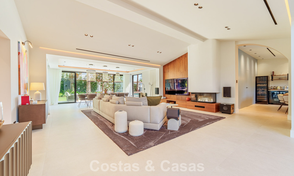 Lujosa villa con piscina climatizada en venta, en primera línea de playa cerca de Puerto Banús y San Pedro, Marbella 805823