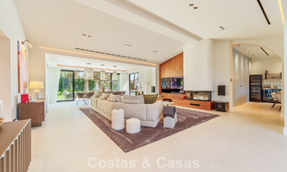 Lujosa villa con piscina climatizada en venta, en primera línea de playa cerca de Puerto Banús y San Pedro, Marbella 805823 