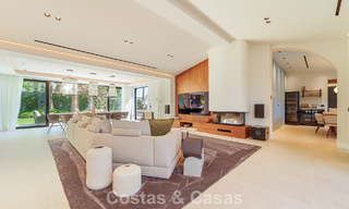 Lujosa villa con piscina climatizada en venta, en primera línea de playa cerca de Puerto Banús y San Pedro, Marbella 805824 