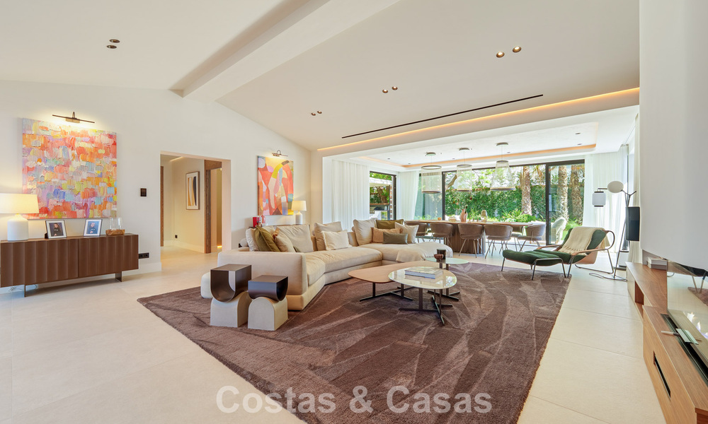 Lujosa villa con piscina climatizada en venta, en primera línea de playa cerca de Puerto Banús y San Pedro, Marbella 805825