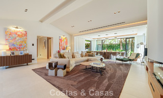 Lujosa villa con piscina climatizada en venta, en primera línea de playa cerca de Puerto Banús y San Pedro, Marbella 805825 