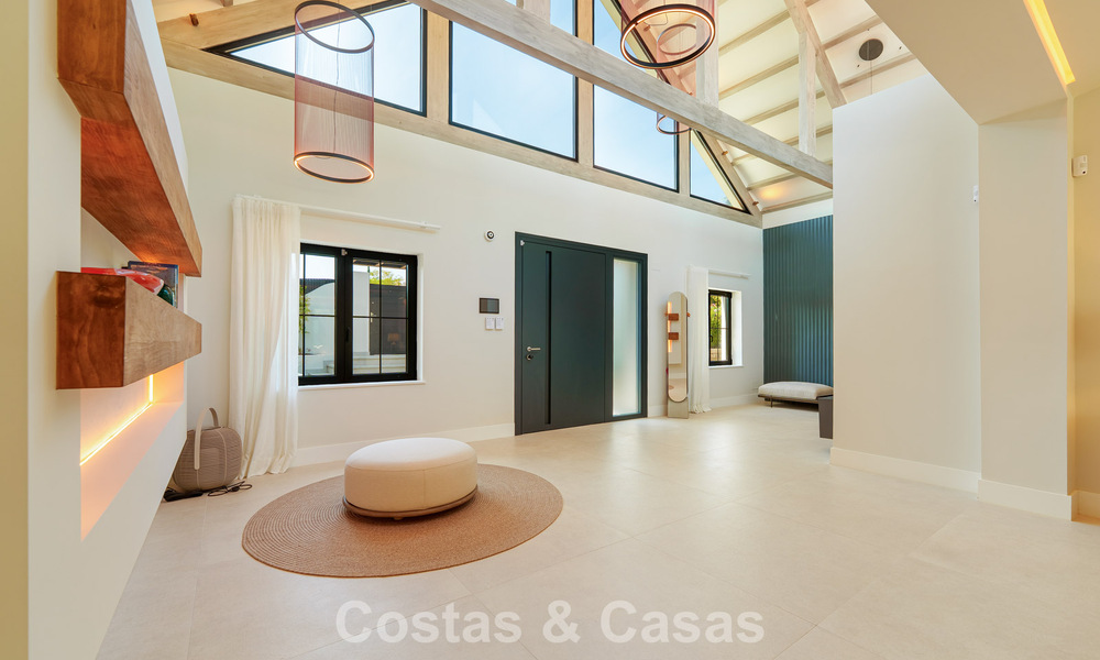 Lujosa villa con piscina climatizada en venta, en primera línea de playa cerca de Puerto Banús y San Pedro, Marbella 805826