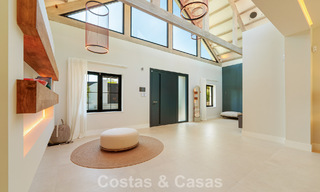 Lujosa villa con piscina climatizada en venta, en primera línea de playa cerca de Puerto Banús y San Pedro, Marbella 805826 