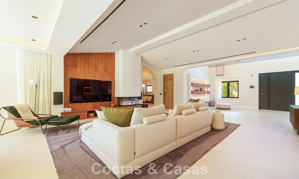 Lujosa villa con piscina climatizada en venta, en primera línea de playa cerca de Puerto Banús y San Pedro, Marbella 805827