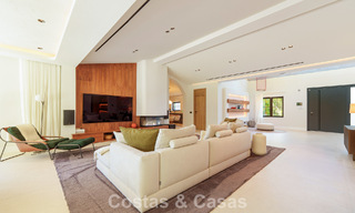 Lujosa villa con piscina climatizada en venta, en primera línea de playa cerca de Puerto Banús y San Pedro, Marbella 805827 