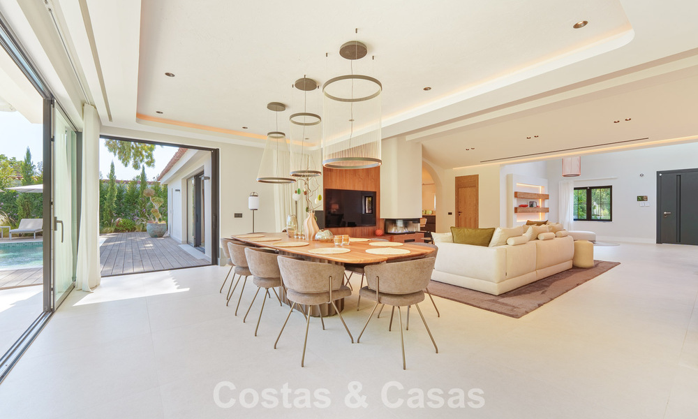 Lujosa villa con piscina climatizada en venta, en primera línea de playa cerca de Puerto Banús y San Pedro, Marbella 805828