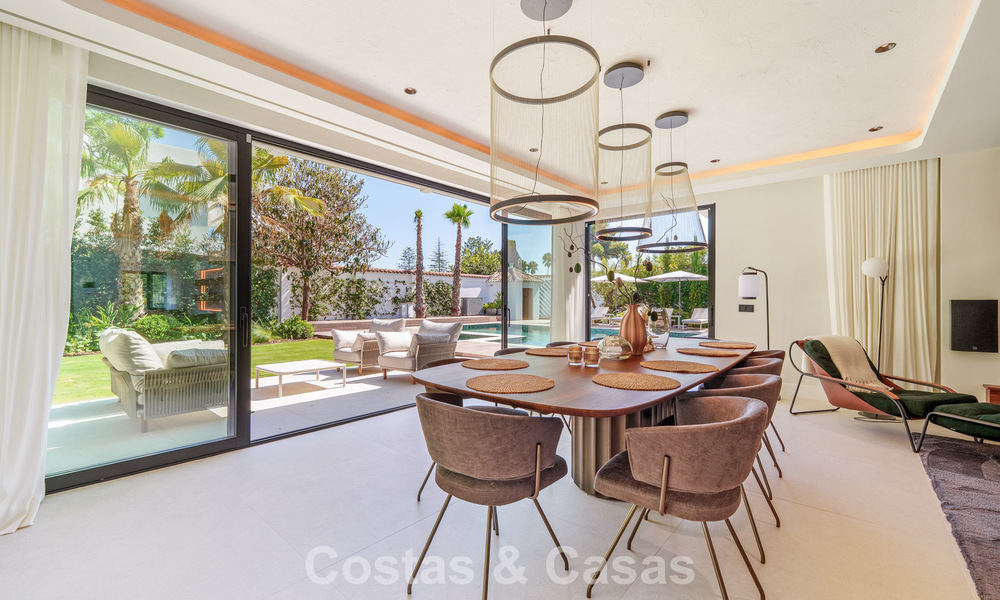 Lujosa villa con piscina climatizada en venta, en primera línea de playa cerca de Puerto Banús y San Pedro, Marbella 805829
