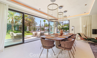 Lujosa villa con piscina climatizada en venta, en primera línea de playa cerca de Puerto Banús y San Pedro, Marbella 805829 