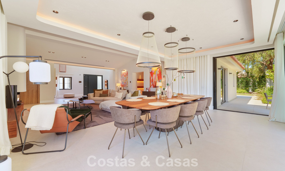 Lujosa villa con piscina climatizada en venta, en primera línea de playa cerca de Puerto Banús y San Pedro, Marbella 805830