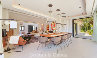 Lujosa villa con piscina climatizada en venta, en primera línea de playa cerca de Puerto Banús y San Pedro, Marbella 805830 