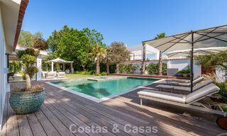 Lujosa villa con piscina climatizada en venta, en primera línea de playa cerca de Puerto Banús y San Pedro, Marbella 805832 