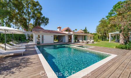 Lujosa villa con piscina climatizada en venta, en primera línea de playa cerca de Puerto Banús y San Pedro, Marbella 805834