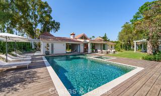 Lujosa villa con piscina climatizada en venta, en primera línea de playa cerca de Puerto Banús y San Pedro, Marbella 805834 