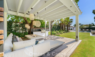 Lujosa villa con piscina climatizada en venta, en primera línea de playa cerca de Puerto Banús y San Pedro, Marbella 805836 