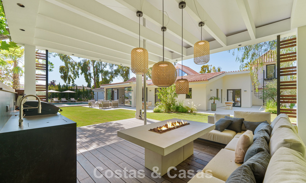 Lujosa villa con piscina climatizada en venta, en primera línea de playa cerca de Puerto Banús y San Pedro, Marbella 805837