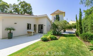 Lujosa villa con piscina climatizada en venta, en primera línea de playa cerca de Puerto Banús y San Pedro, Marbella 805838 