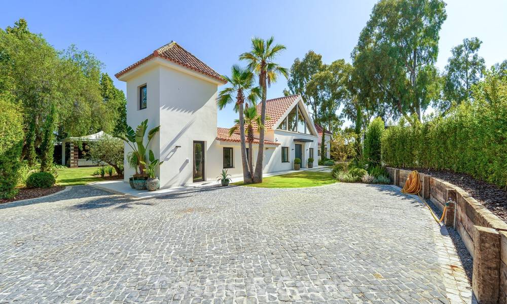 Lujosa villa con piscina climatizada en venta, en primera línea de playa cerca de Puerto Banús y San Pedro, Marbella 805839