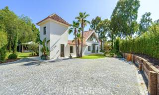 Lujosa villa con piscina climatizada en venta, en primera línea de playa cerca de Puerto Banús y San Pedro, Marbella 805839 