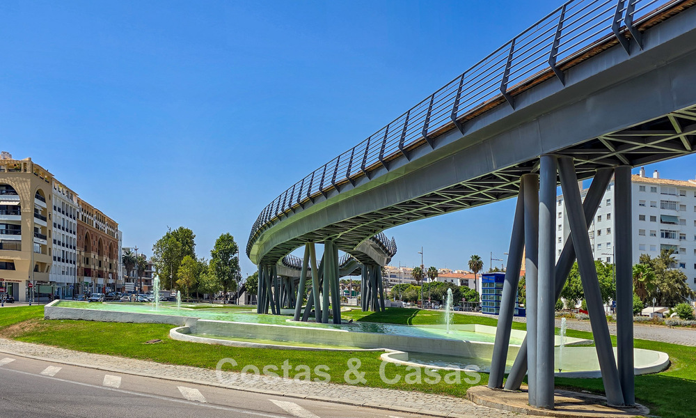 Lujosa villa con piscina climatizada en venta, en primera línea de playa cerca de Puerto Banús y San Pedro, Marbella 806098