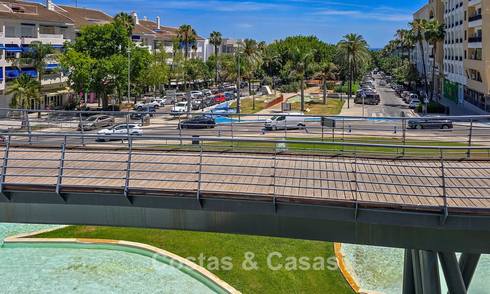 Lujosa villa con piscina climatizada en venta, en primera línea de playa cerca de Puerto Banús y San Pedro, Marbella 806104