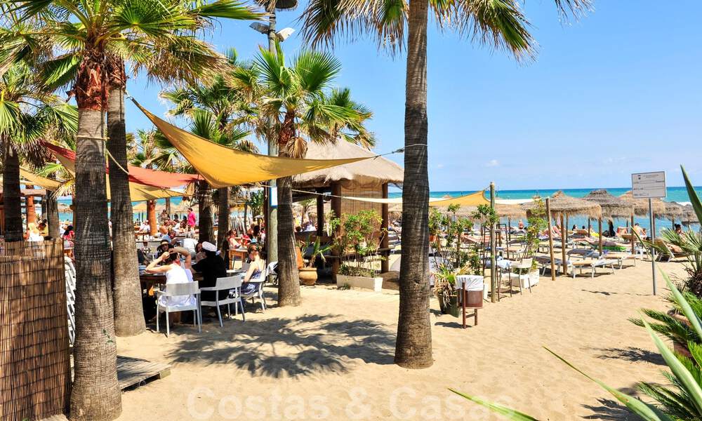 Lujosa villa con piscina climatizada en venta, en primera línea de playa cerca de Puerto Banús y San Pedro, Marbella 806109