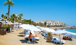 Lujosa villa con piscina climatizada en venta, en primera línea de playa cerca de Puerto Banús y San Pedro, Marbella 806111 