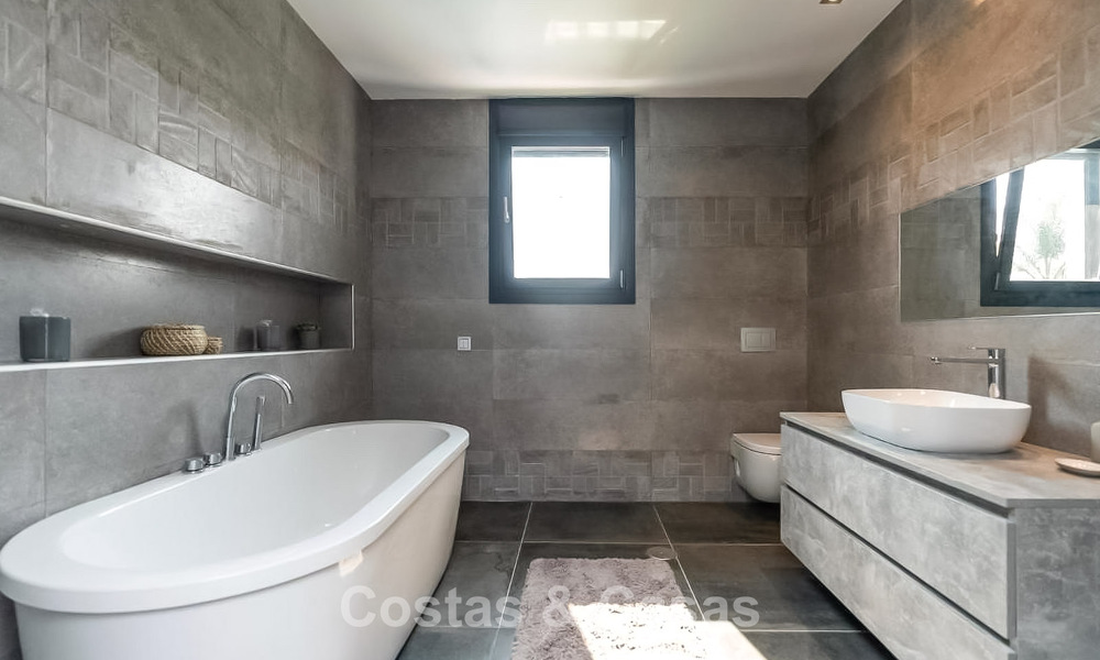 Exclusiva villa moderna con gran piscina en venta en Nueva Andalucía, Marbella 805945