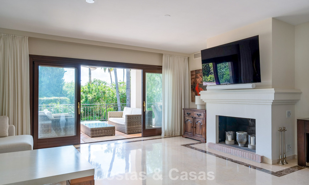 Amplia villa andaluza con vistas al mar en venta en El Rosario, Marbella Este 805955