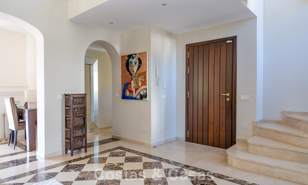 Amplia villa andaluza con vistas al mar en venta en El Rosario, Marbella Este 805956