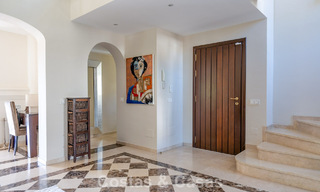Amplia villa andaluza con vistas al mar en venta en El Rosario, Marbella Este 805956 