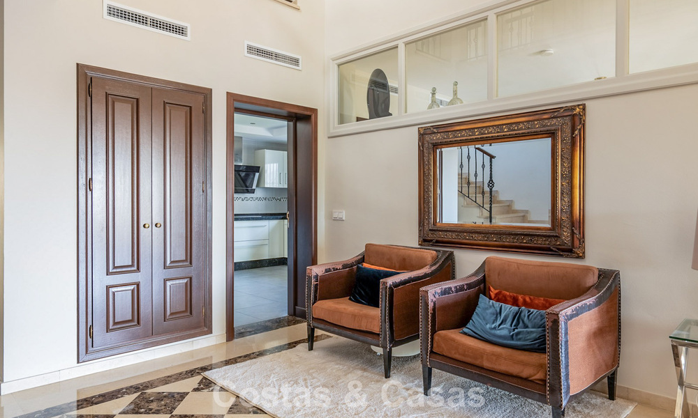 Amplia villa andaluza con vistas al mar en venta en El Rosario, Marbella Este 805957