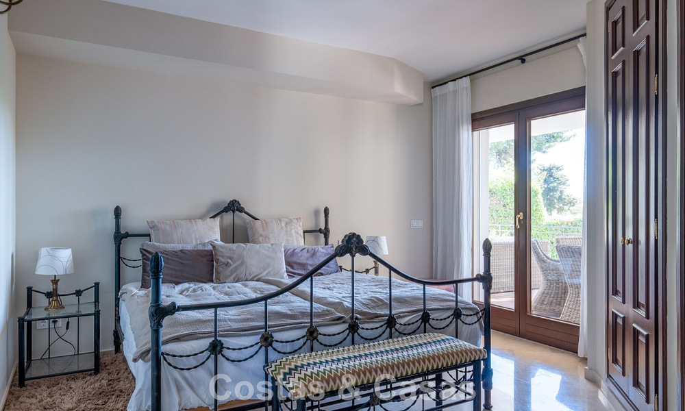 Amplia villa andaluza con vistas al mar en venta en El Rosario, Marbella Este 805958