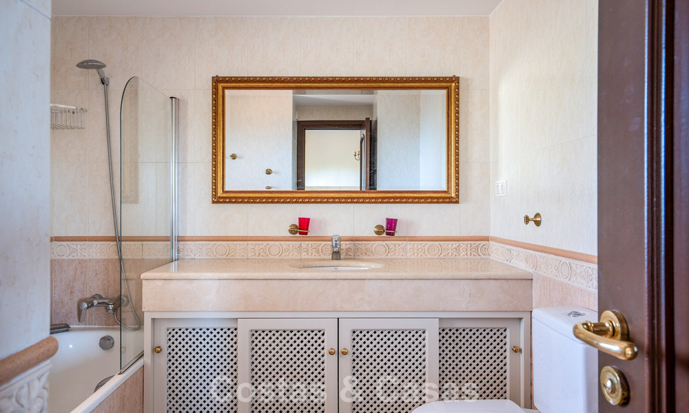 Amplia villa andaluza con vistas al mar en venta en El Rosario, Marbella Este 805959