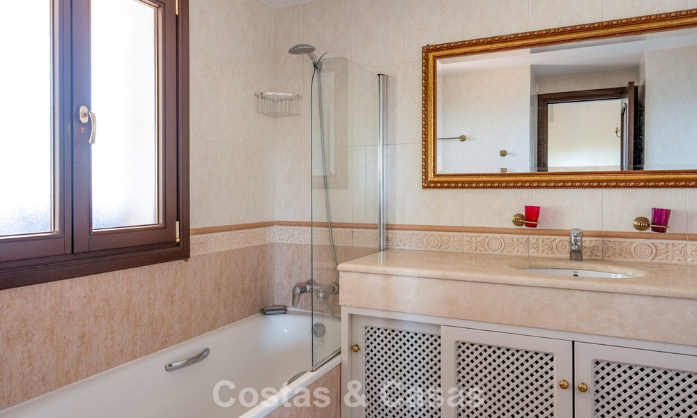 Amplia villa andaluza con vistas al mar en venta en El Rosario, Marbella Este 805960