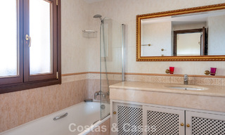 Amplia villa andaluza con vistas al mar en venta en El Rosario, Marbella Este 805960 