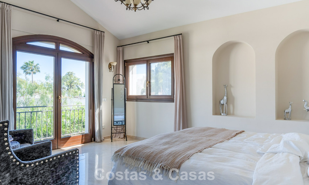 Amplia villa andaluza con vistas al mar en venta en El Rosario, Marbella Este 805961