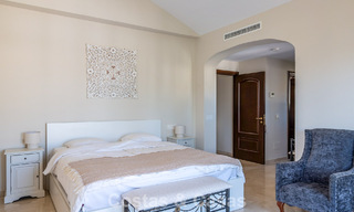 Amplia villa andaluza con vistas al mar en venta en El Rosario, Marbella Este 805962 