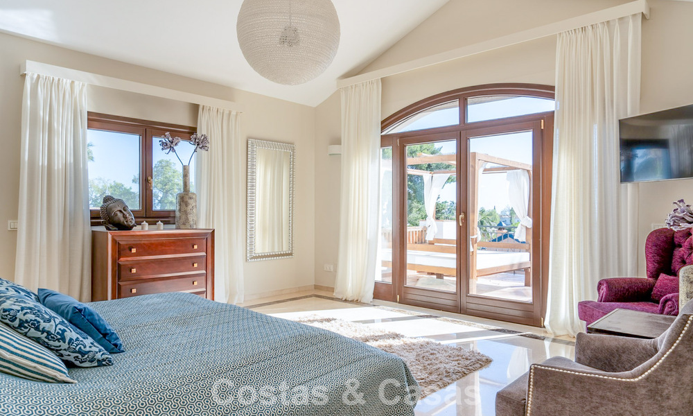 Amplia villa andaluza con vistas al mar en venta en El Rosario, Marbella Este 805965