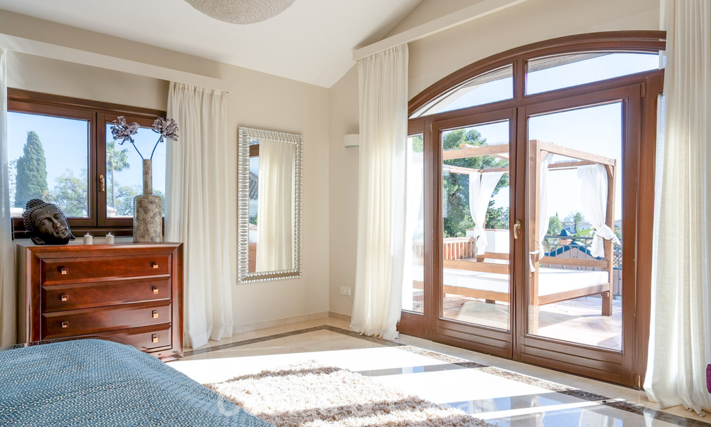 Amplia villa andaluza con vistas al mar en venta en El Rosario, Marbella Este 805966
