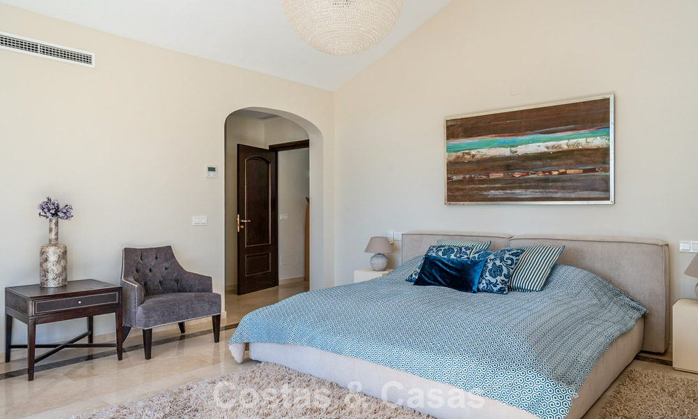 Amplia villa andaluza con vistas al mar en venta en El Rosario, Marbella Este 805967