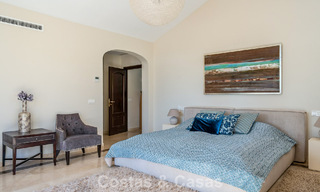Amplia villa andaluza con vistas al mar en venta en El Rosario, Marbella Este 805967 