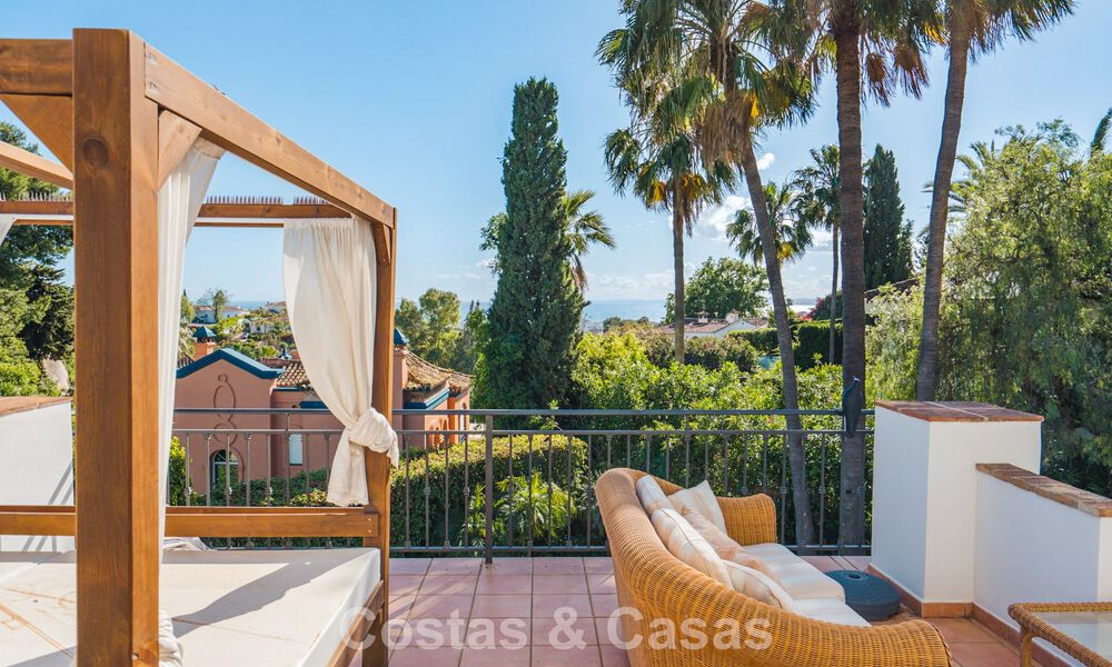 Amplia villa andaluza con vistas al mar en venta en El Rosario, Marbella Este 805968