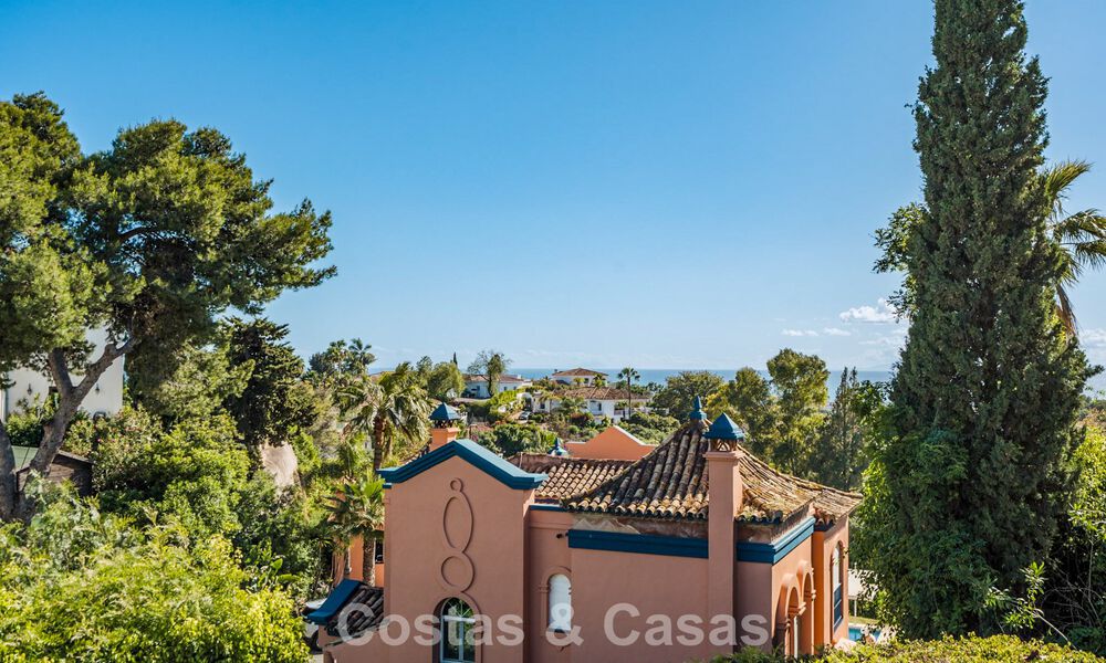 Amplia villa andaluza con vistas al mar en venta en El Rosario, Marbella Este 805969