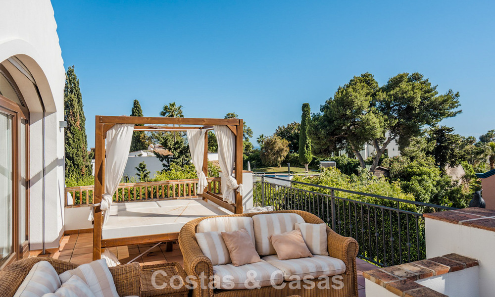 Amplia villa andaluza con vistas al mar en venta en El Rosario, Marbella Este 805970