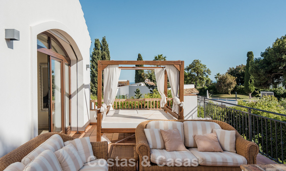 Amplia villa andaluza con vistas al mar en venta en El Rosario, Marbella Este 805971