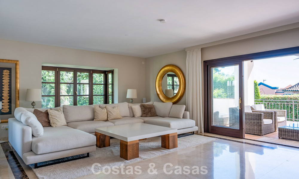 Amplia villa andaluza con vistas al mar en venta en El Rosario, Marbella Este 805972